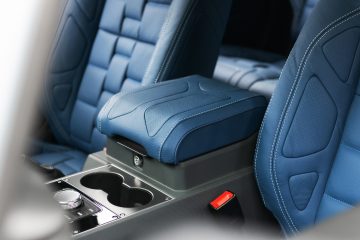 Interior lujoso con cuero italiano, ideal para una experiencia premium.