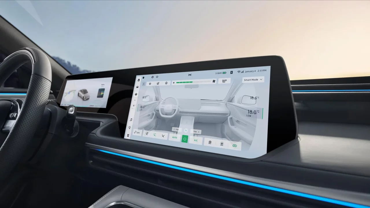Pantalla táctil central del XPeng P7, clara y funcional