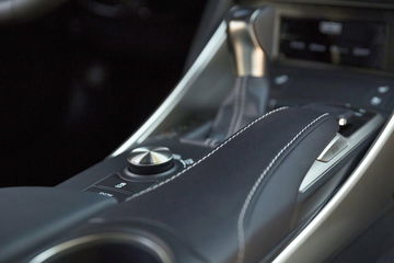 Detalle del sofisticado interior del Lexus IS 300h, que muestra su ergonomía y calidad