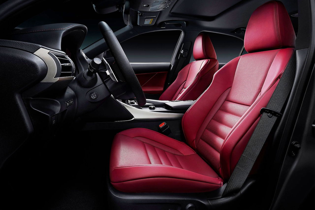 Cabina del Lexus IS 300h, con asientos de cuero rojo que destacan su elegancia y confort.