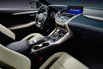 Interior del Lexus NX híbrido, con acabados premium y tecnología avanzada.