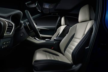 Vista del interior del Lexus NX híbrido, con asientos elegantes y modernos.