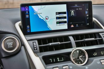 Panel de controles y navegador del Lexus NX híbrido, moderno y funcional.