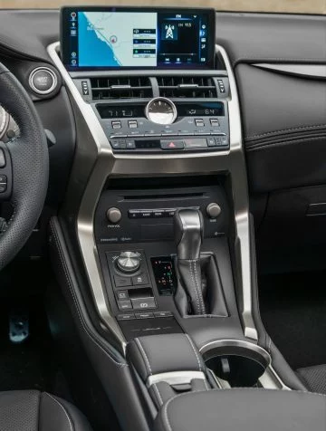 Diseño ergonómico y elegante en la consola del Lexus NX híbrido.