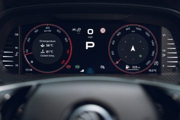 Tablero digital del Skoda Octavia RS que muestra información vital del vehículo.