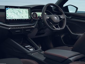 Espacioso y tecnológico, el interior del Skoda Octavia RS ofrece confort y modernidad.