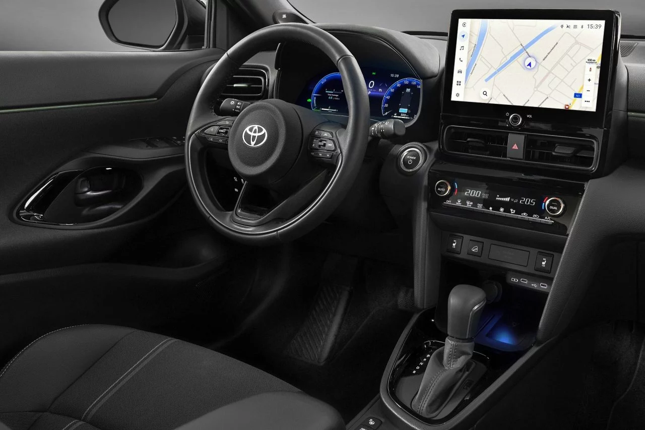 Vista del interior del Toyota Yaris Cross, destacando su modernidad y tecnología.