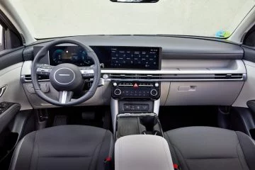 Interior moderno y funcional de un SUV híbrido diésel que optimiza el espacio.