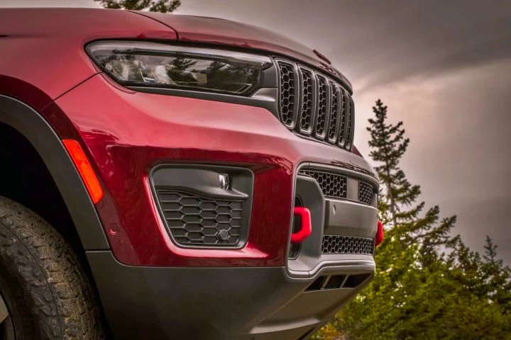 Frontal del Jeep Grand Cherokee Trailhawk, con un diseño robusto y agresivo.