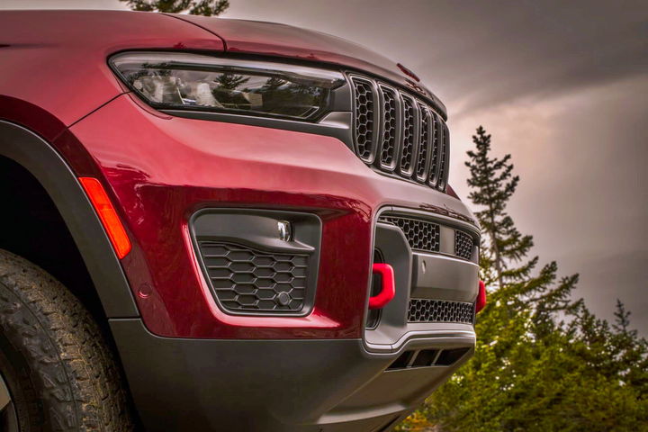 Frontal del Jeep Grand Cherokee Trailhawk, con un diseño robusto y agresivo.