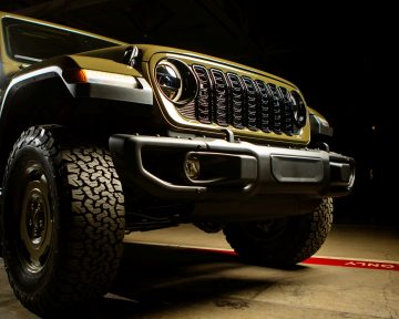 El Jeep Wrangler Willys destaca por su diseño retro y robustez todoterreno.