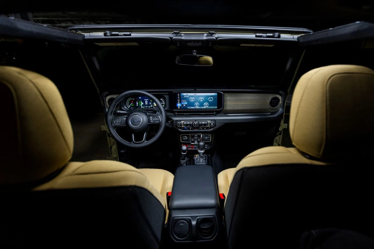 Interior del Wrangler Willys, destaca por su diseño funcional y comodidad para el off-road.