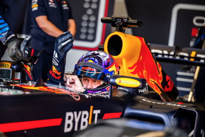 Kalle Rovanperä al volante del RB8 de Red Bull Racing