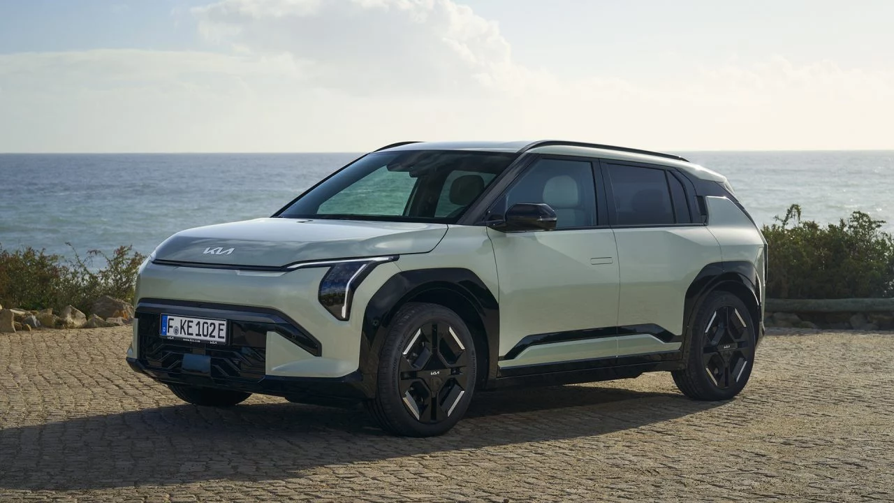 Primera vista del Kia EV3, un eléctrico con diseño audaz y moderno.