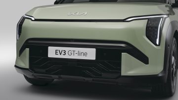 Vista del frontal del Kia EV3, destacando su diseño moderno y aerodinámico.