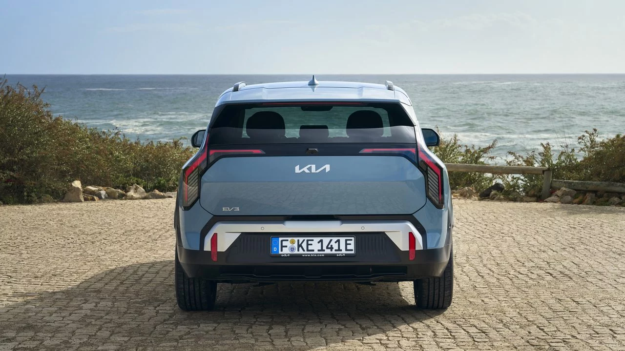 Vista trasera del Kia EV3, destacando su diseño moderno y distintivo.