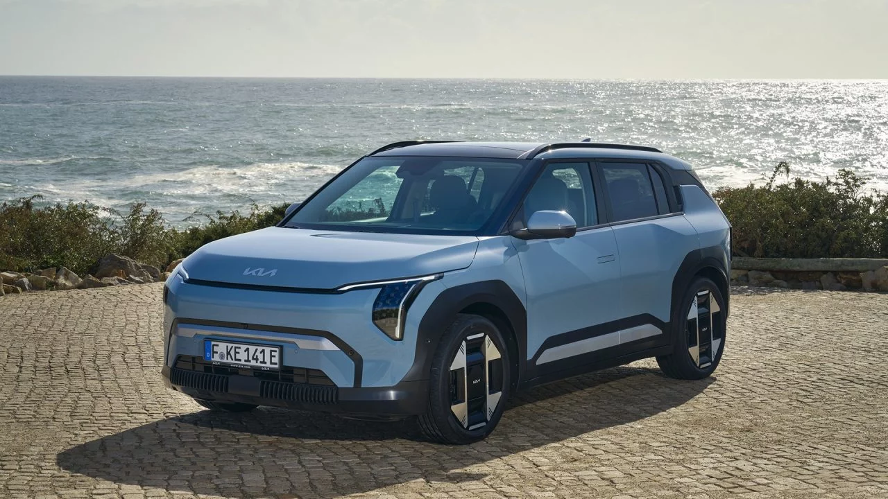 El Kia EV3 se presenta como un SUV eléctrico atractivo y futurista, ideal para la ciudad.