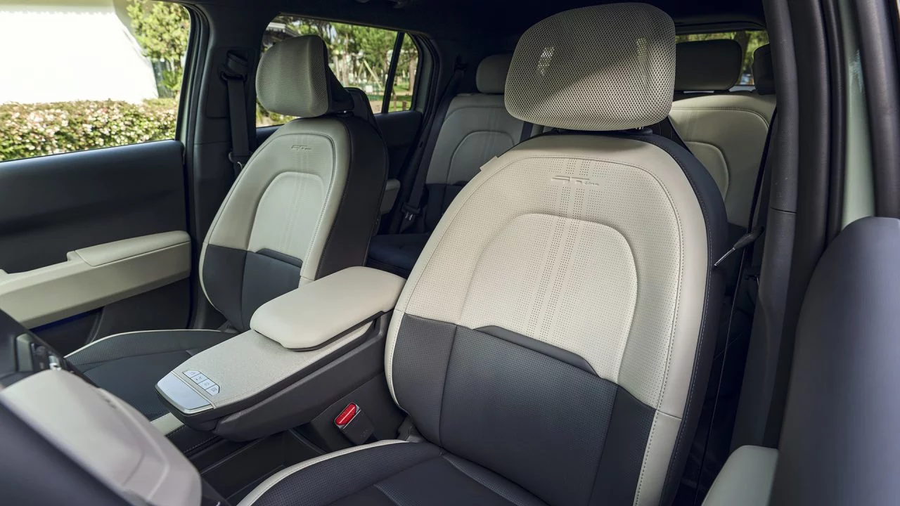 Interior del Kia EV3, con asientos cómodos y diseño moderno.