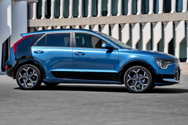 El Kia Niro destaca por su diseño sobrio y funcional, ideal para el uso diario.