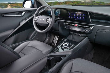 Interior del Kia Niro, que destaca por su diseño funcional y moderno.