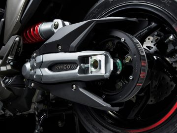 Detalle del sistema de suspensión que ofrece estabilidad y confort en el Kymco AK 550. 