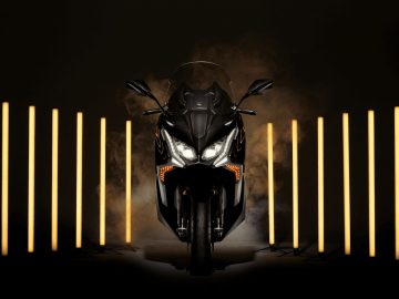 El Kymco AK 550 Premium destaca por su diseño agresivo y tecnología avanzada.