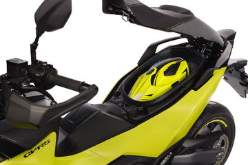 Vista del maletero y espacio para casco en el Kymco CV R5 2025.