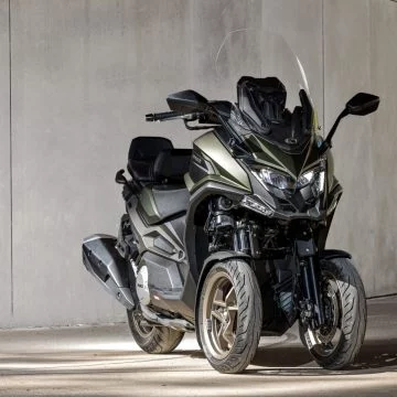 El KYMCO CV3 2025 destaca por su diseño moderno y tres ruedas que garantizan estabilidad y seguridad en la conducción.