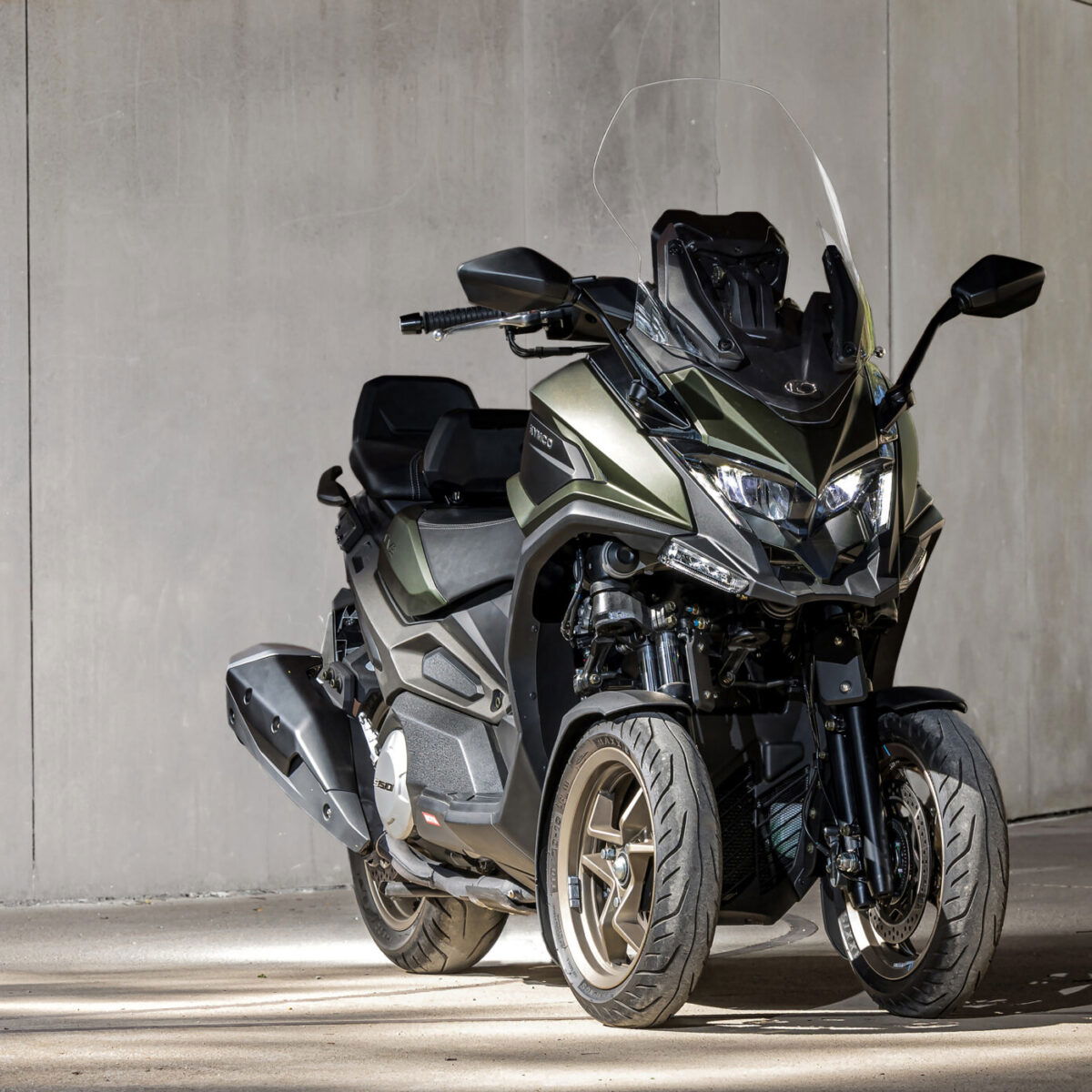 El KYMCO CV3 2025 destaca por su diseño moderno y tres ruedas que garantizan estabilidad y seguridad en la conducción.