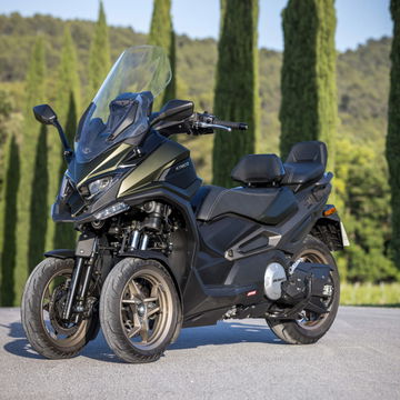 El KYMCO CV3 de 2025 destaca por su diseño innovador y su configuración de tres ruedas, ideal para una conducción segura.