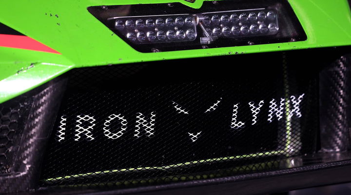 El Lamborghini Huracán Iron Lynx presenta un diseño agresivo y aerodinámico.