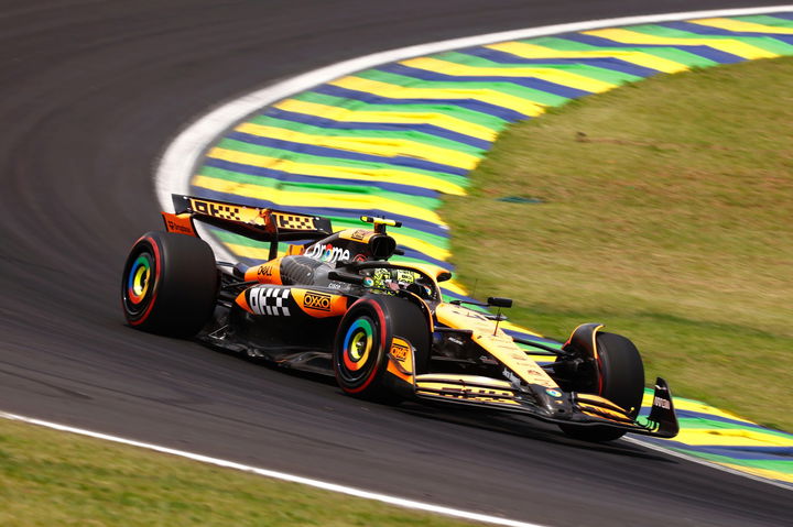 Lando Norris conduce su McLaren a la victoria en el sprint de Brasil.