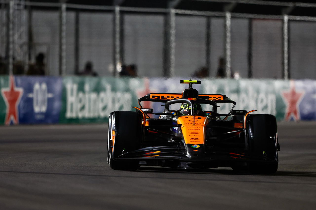 El McLaren de Lando Norris deslumbra en el Circuito de Las Vegas mientras busca la victoria.