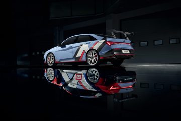 Hyundai presenta el Elantra N TCR, un sedán deportivo con un diseño agresivo.