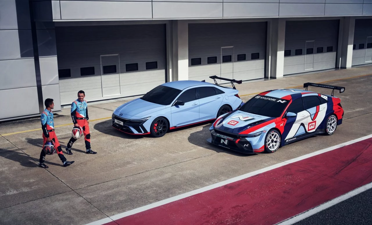 Hyundai presenta el Elantra N TCR, un sedán que combina potencia y estilo. 