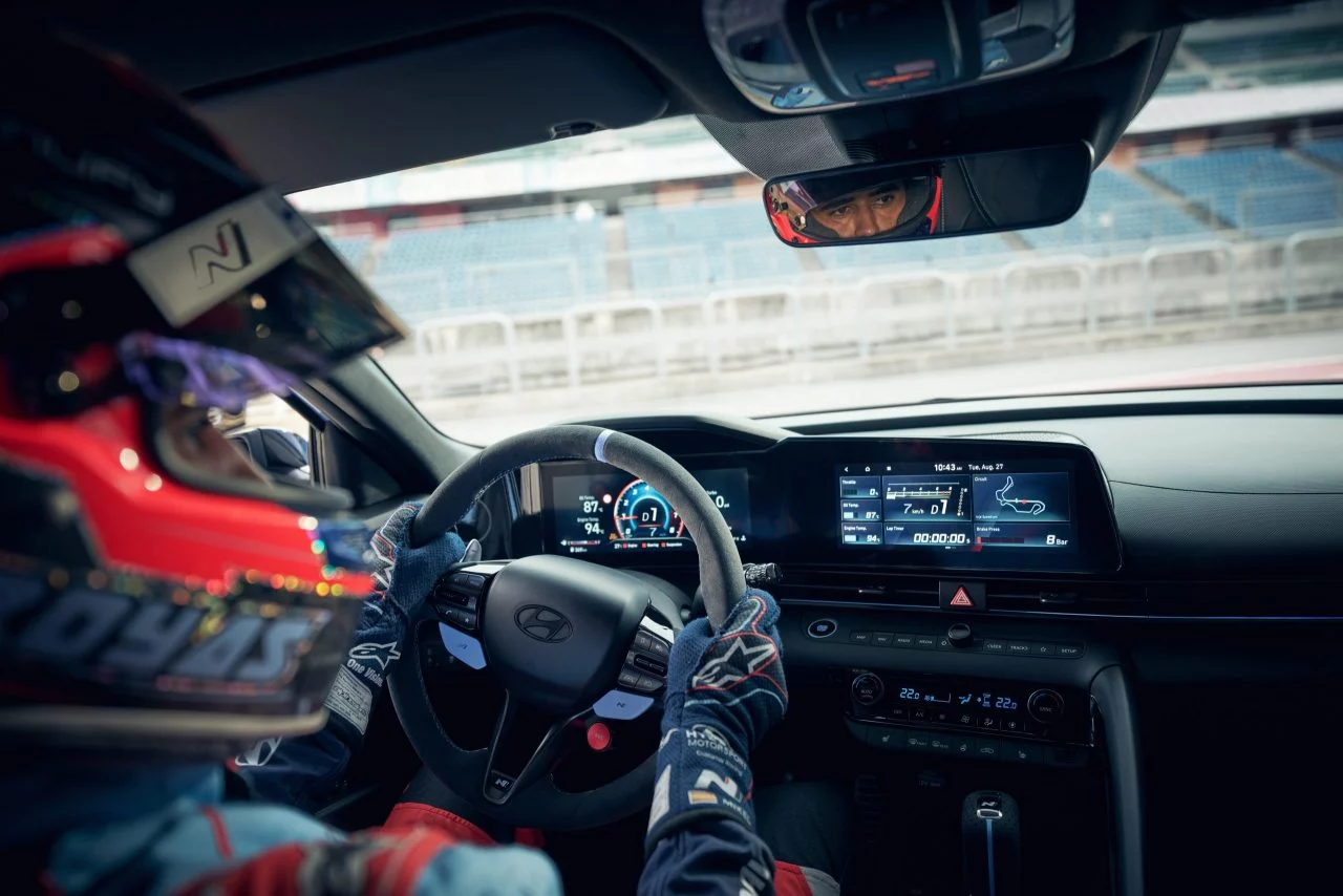 Vista del interior del Hyundai Elantra N, con detalles de su instrumentación y capacidad de conducción deportiva.