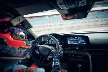 Vista del interior del Hyundai Elantra N, con detalles de su instrumentación y capacidad de conducción deportiva.