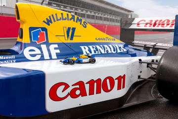 El Williams FW14B, un ícono de la F1, mostrado en vibrantes colores y detalles únicos.