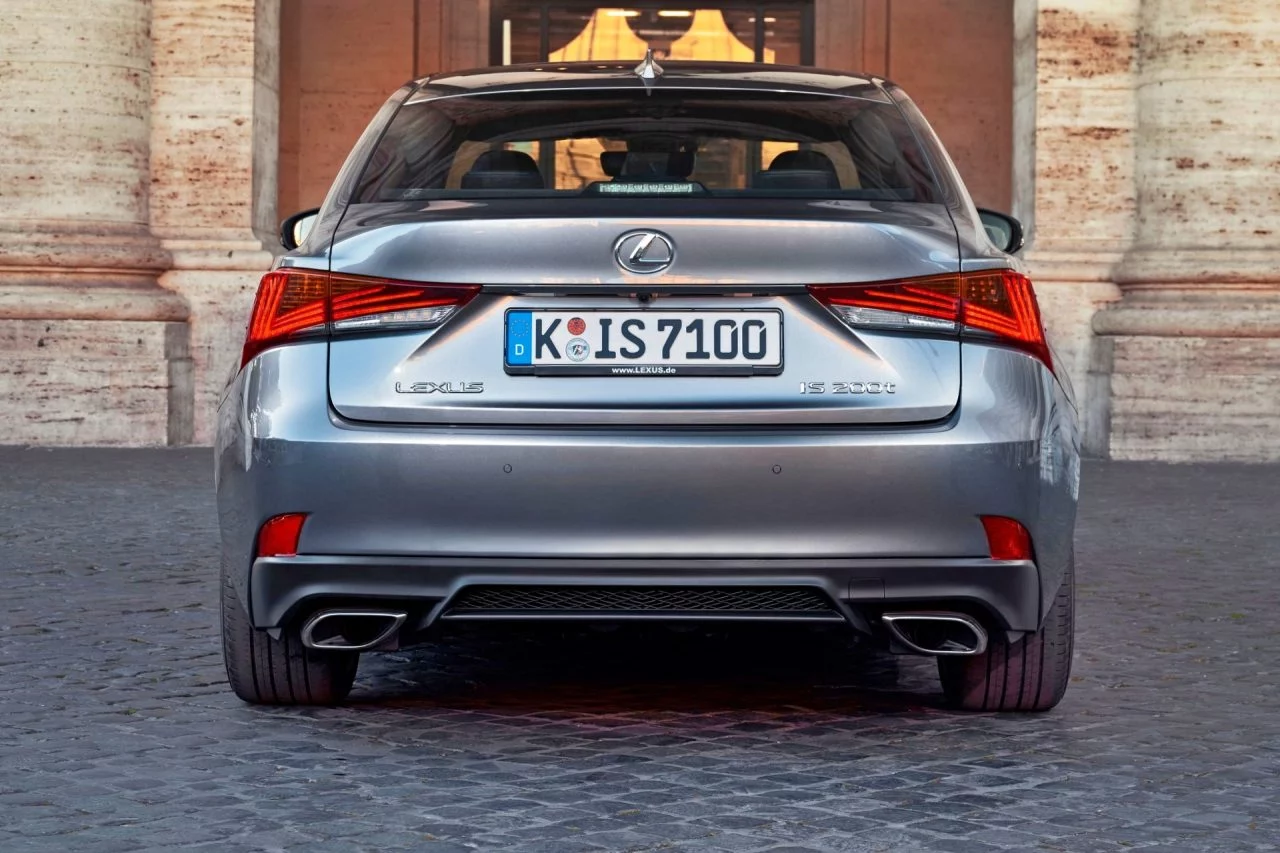 Vista trasera y lateral del Lexus IS 300h, destacando su elegancia y diseño híbrido.