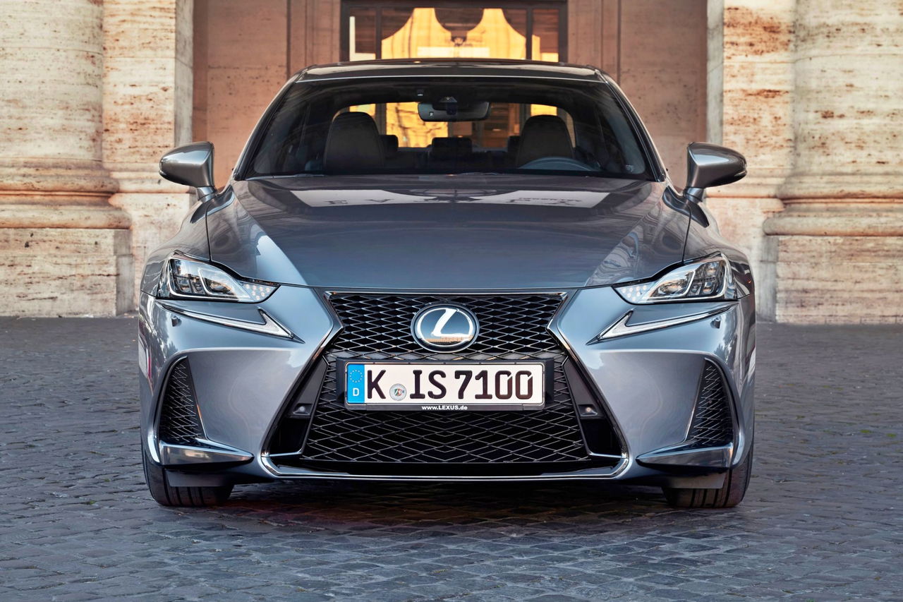 Frontal del Lexus IS 300h, elegante y dinámico, muestra su sofisticación.