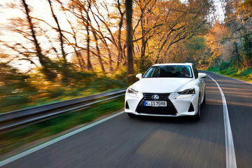 Lexus IS 300h destaca por su diseño elegante y aerodinámico, ideal para la conducción dinámica.