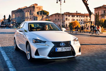 El Lexus IS 300h combina diseño elegante y eficiencia híbrida extraordinaria.