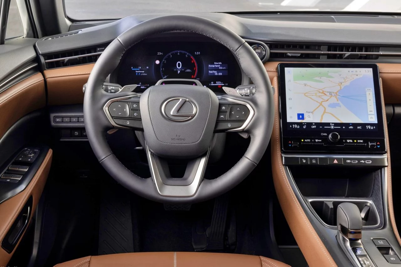 Interior moderno y elegante del Lexus LBX, con tecnología avanzada.