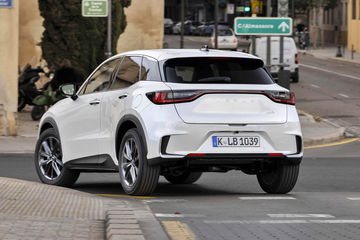 SUV híbrido compacto de Lexus, destacando su diseño elegante y calidad interior.