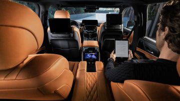 Impresionante interior del Lexus LX 2023, diseñado para el confort y la elegancia.