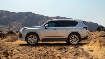 El Lexus LX 2023 combina elegancia con robustez, destacándose en terrenos difíciles.