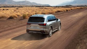 Lexus LX 2023 enfrentando terrenos difíciles con su elegante diseño.