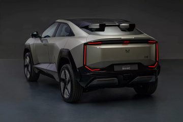 Vista trasera y lateral del Mahindra BE 63, que resalta su diseño SUV coupé compacto.