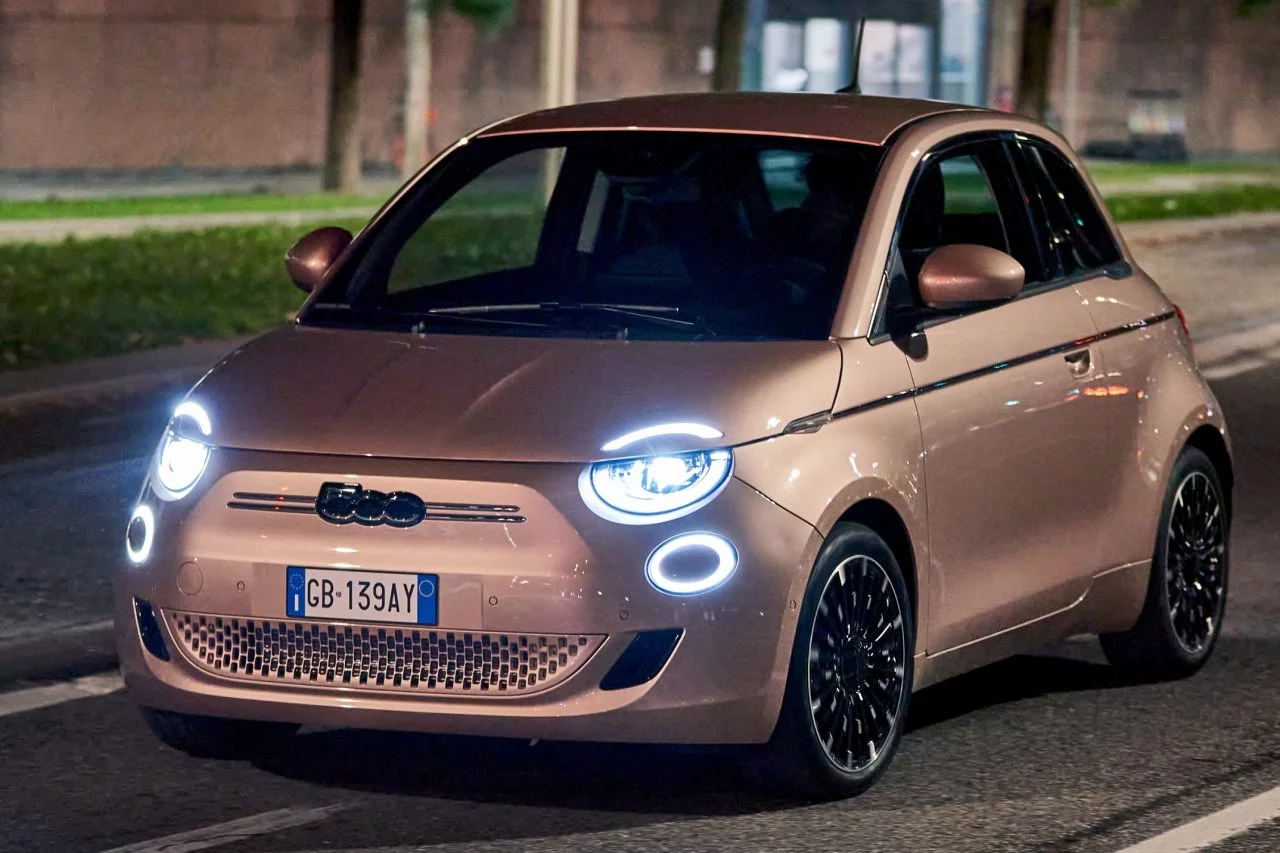 El Fiat 500 híbrido mantiene su diseño icónico, adaptándose a las nuevas normativas de eficiencia.