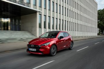 El Mazda 2, un compacto japonés, combina elegancia y eficiencia con un diseño moderno.